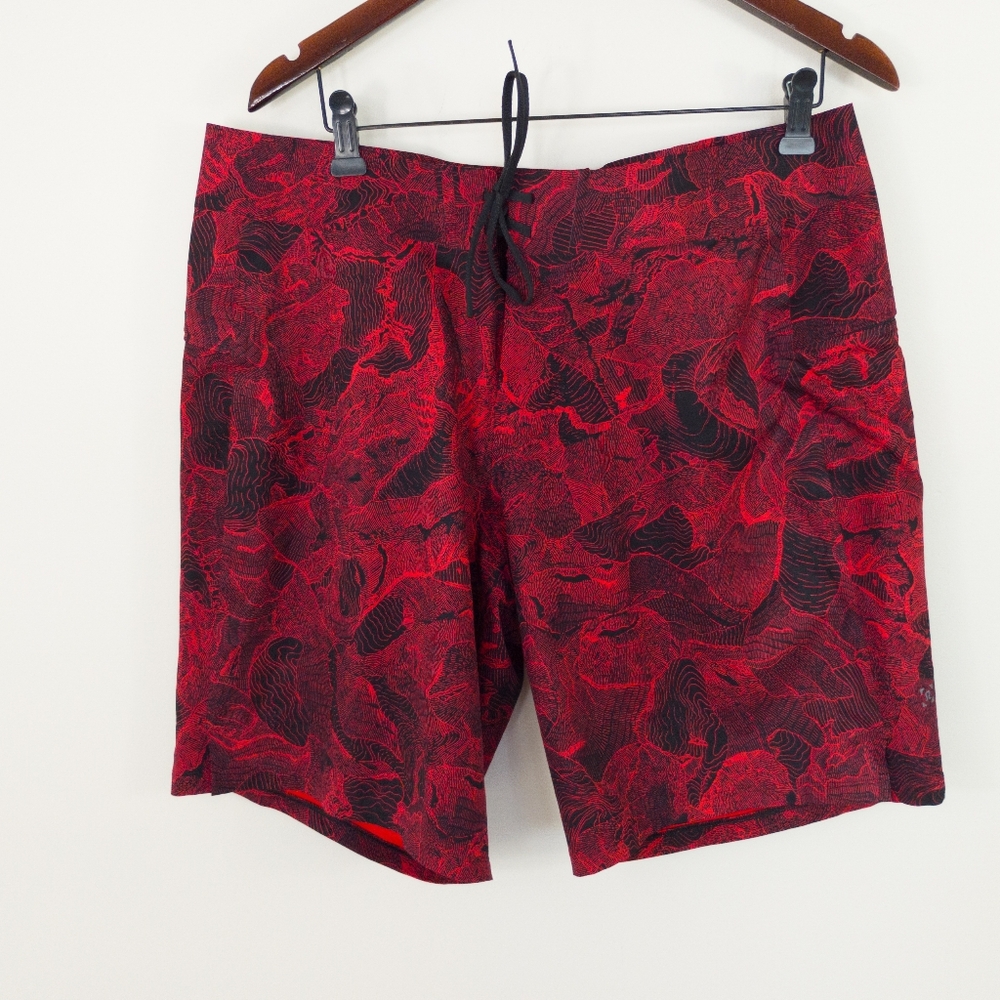 lululemon athletica Red & Black Patterned Men’s Shorts